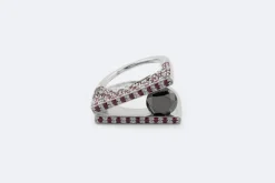 Bague design moderne en or blanc avec rubis et diamants