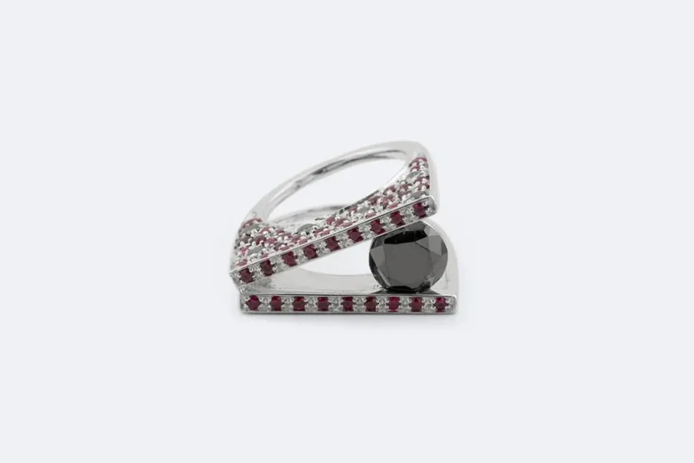 Bague design moderne en or blanc avec rubis et diamants