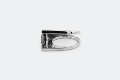 Bague design moderne en or blanc avec rubis et diamants