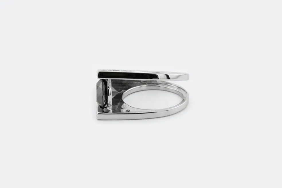 Bague design moderne en or blanc avec rubis et diamants
