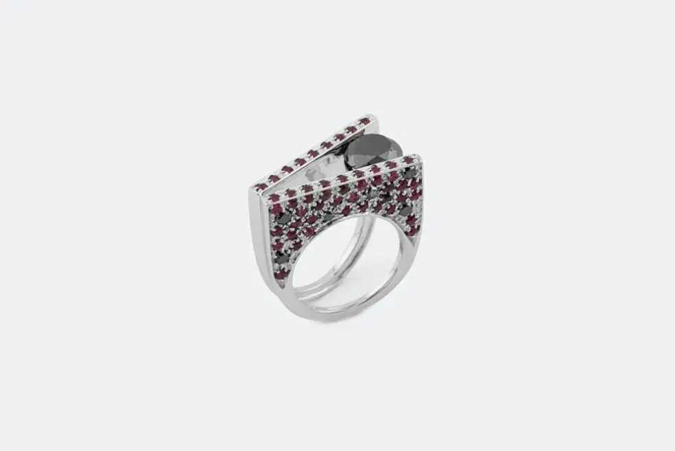 Bague design moderne en or blanc avec rubis et diamants