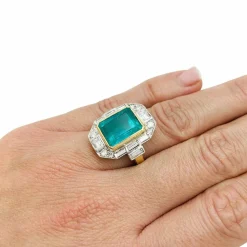 Bague deux ors émeraude et diamants.
