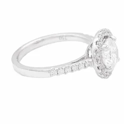 Bague diamant 1,26 ct à entourage, or blanc.