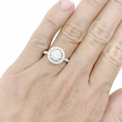 Bague diamant 1,26 ct à entourage, or blanc.