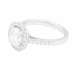 Bague diamant 1,26 ct à entourage, or blanc.