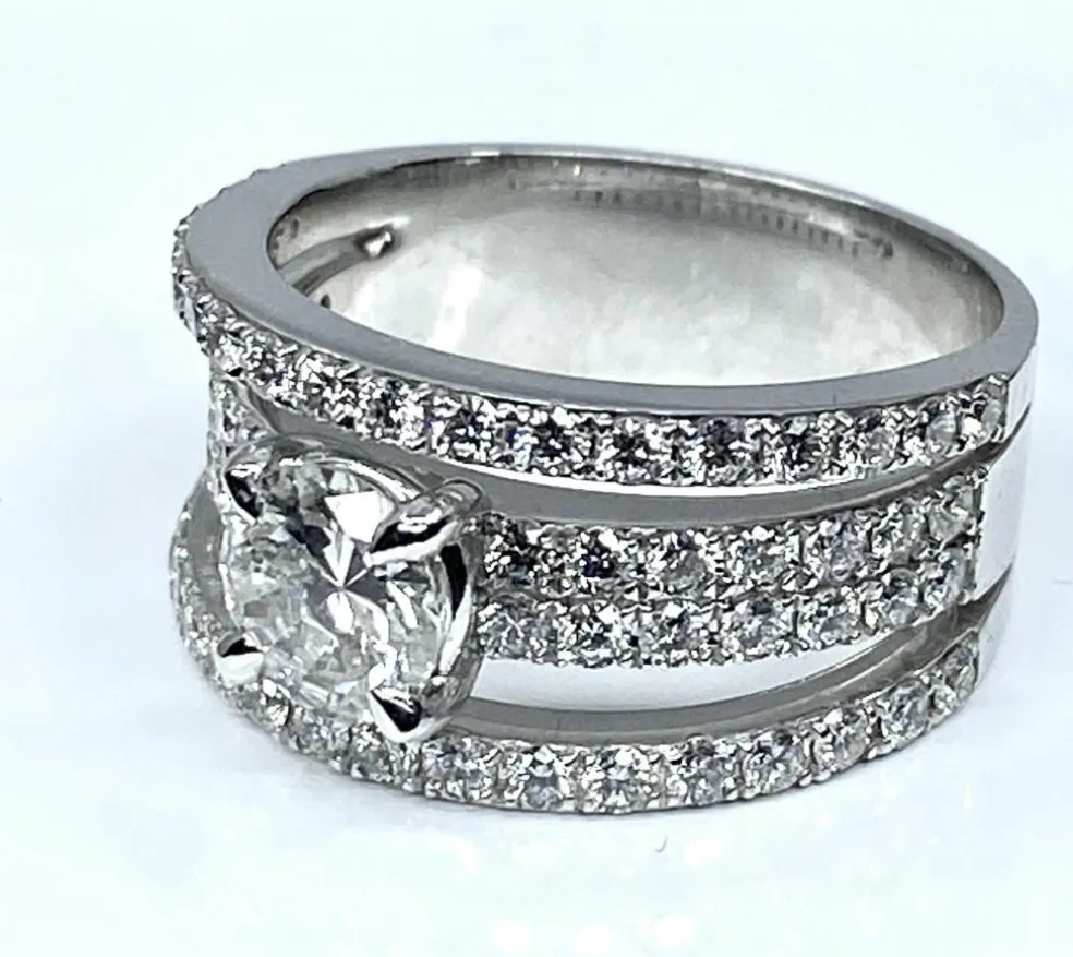 Bague diamant 0.74ct pavage diamants