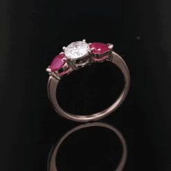 Bague diamant et rubis taillés en poire