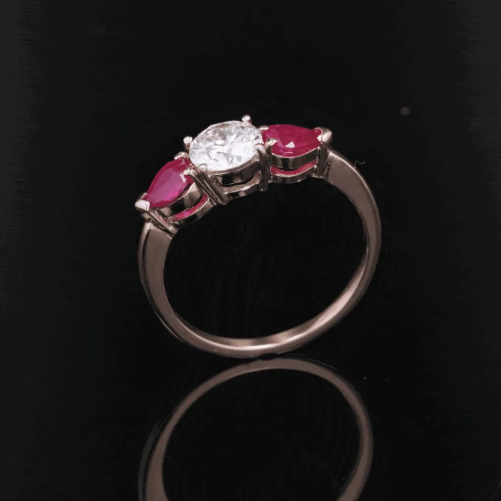 Bague diamant et rubis taillés en poire