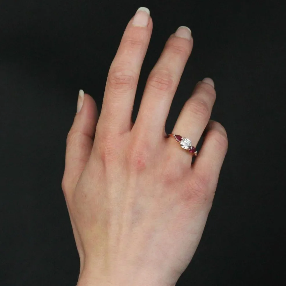 Bague diamant et rubis taillés en poire