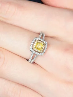 Bague diamant jaune carrée et diamants or blanc