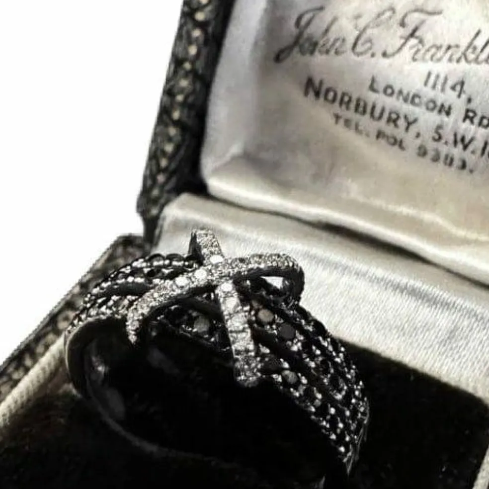 Bague diamant noir et blanc.