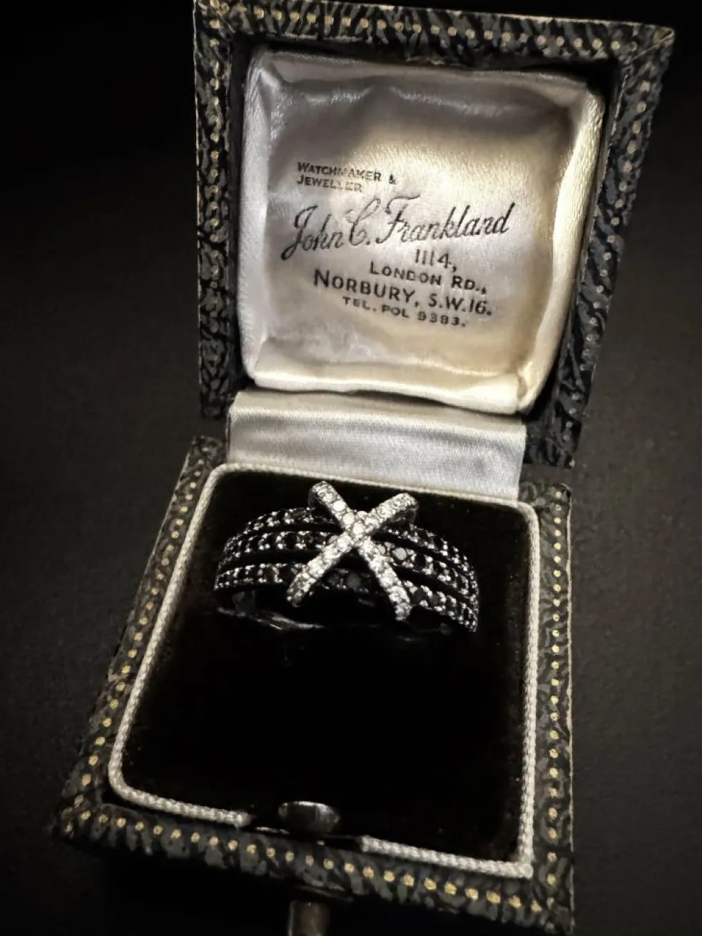Bague diamant noir et blanc.
