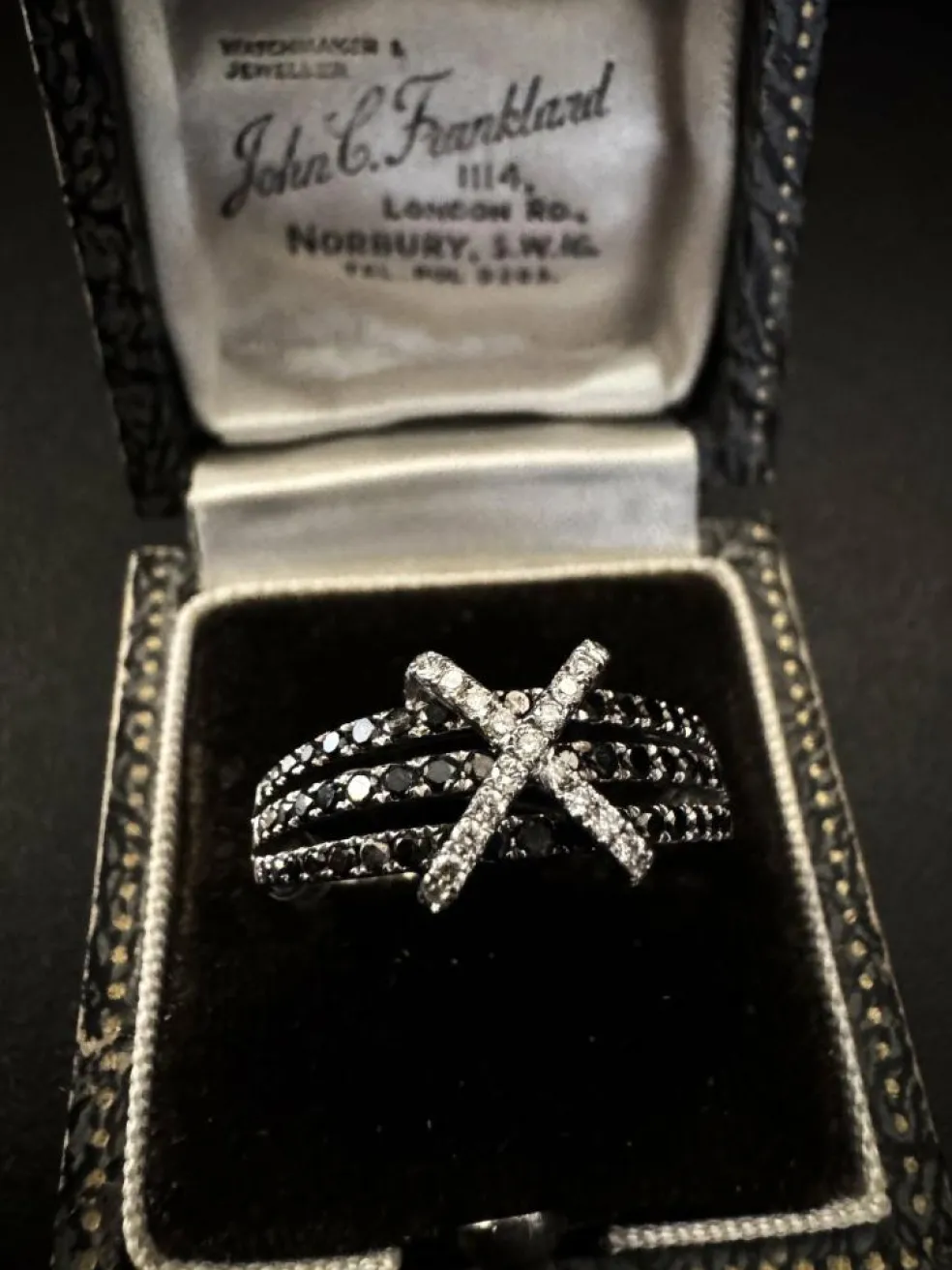 Bague diamant noir et blanc.
