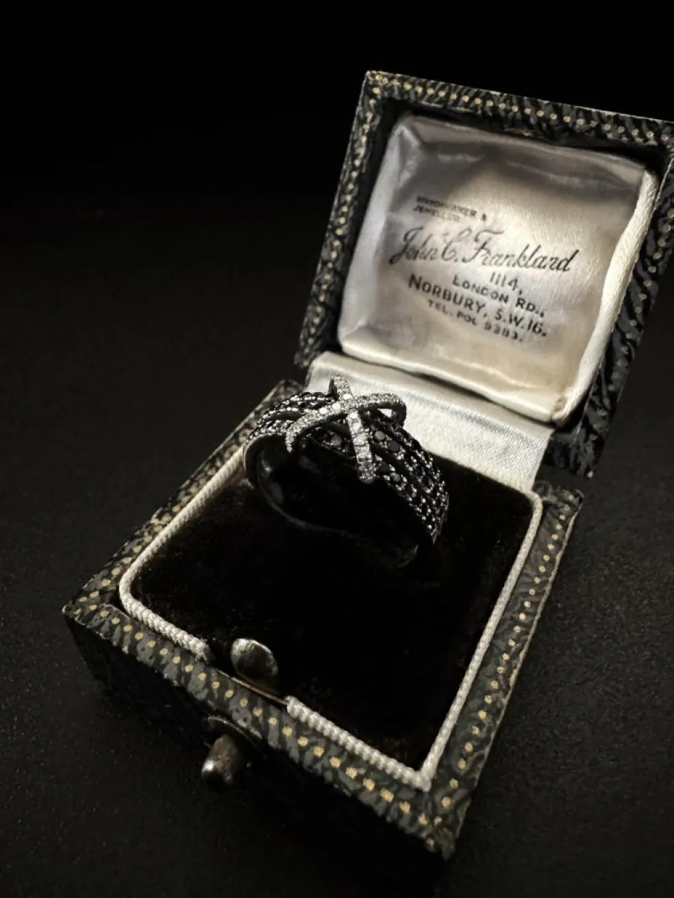 Bague diamant noir et blanc.