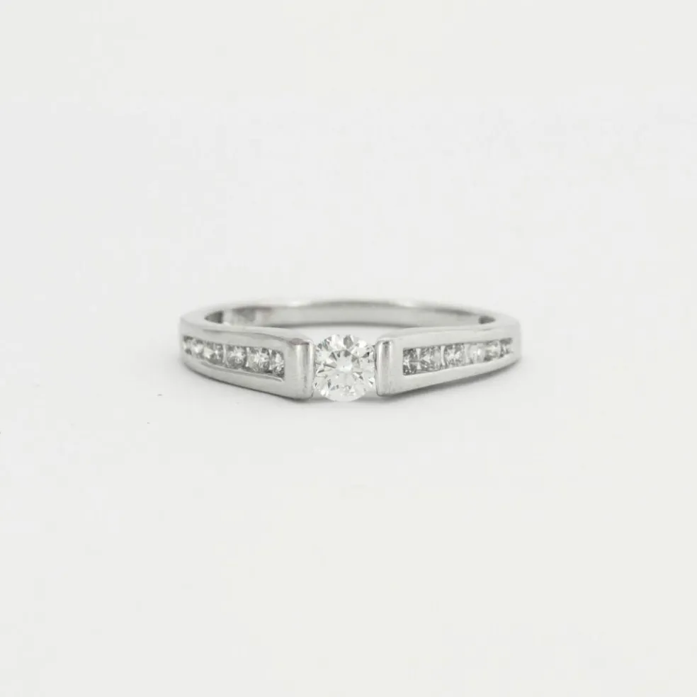 Bague diamant solitaire et pavage diamants