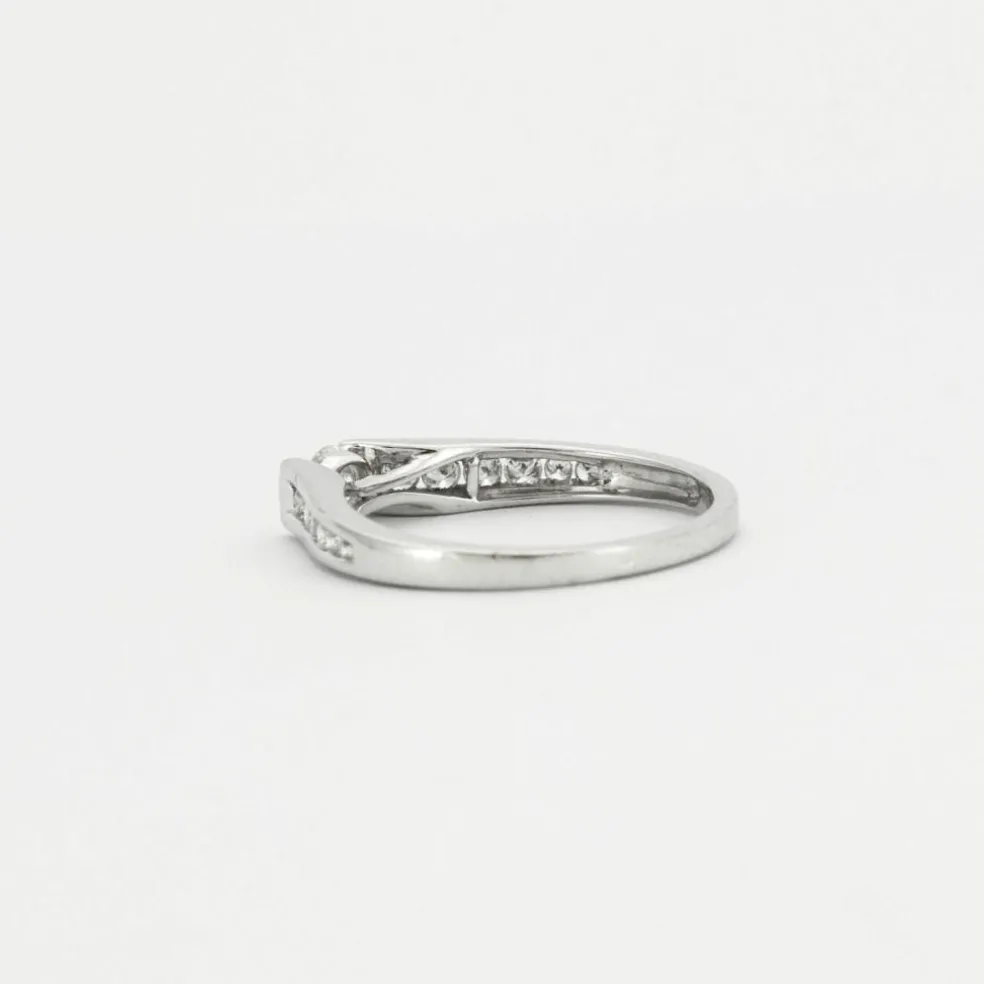 Bague diamant solitaire et pavage diamants