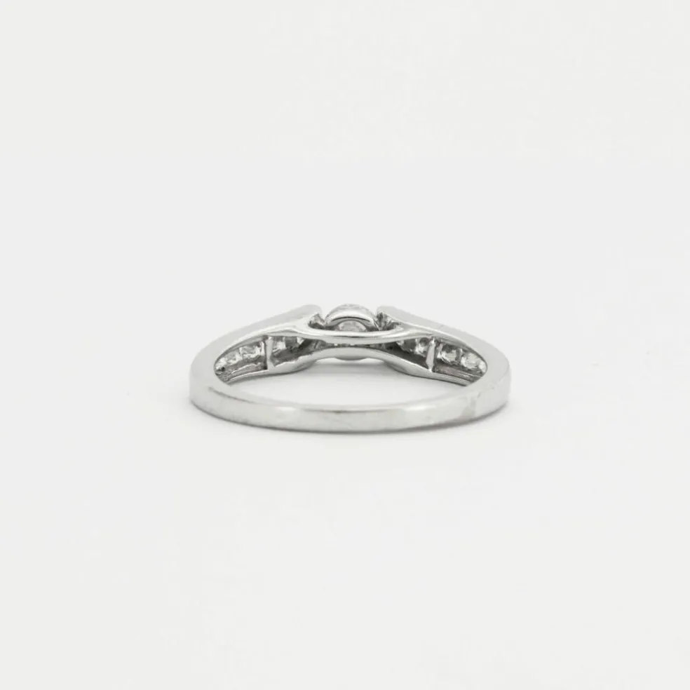 Bague diamant solitaire et pavage diamants
