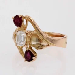 Bague diamant taille baguette et rubis taillés en poire