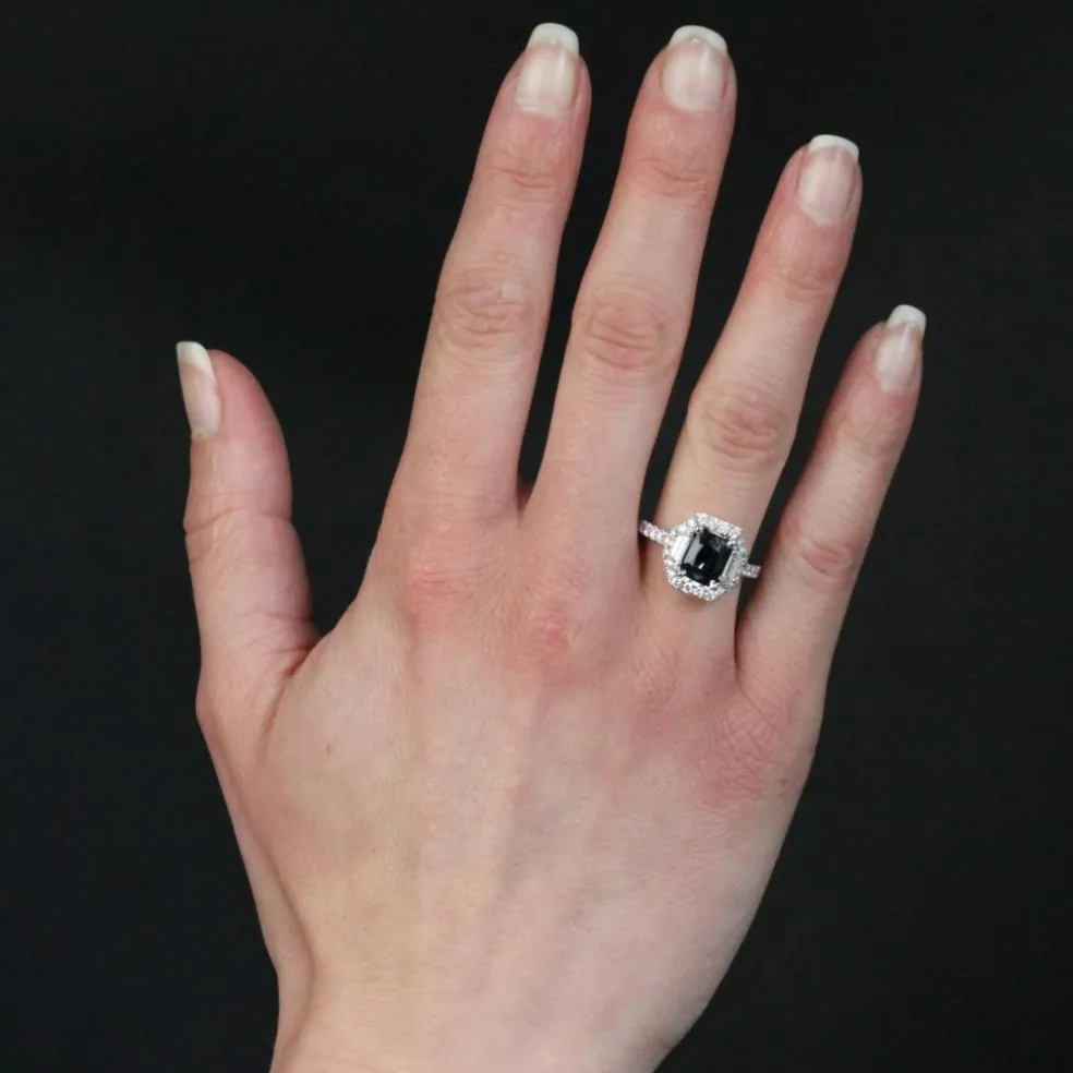 Bague diamants et saphir bleu intense