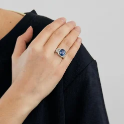 Bague d'inspiration Art Déco or blanc, saphir de Ceylan