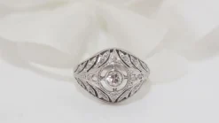 Bague dôme en or blanc et platine