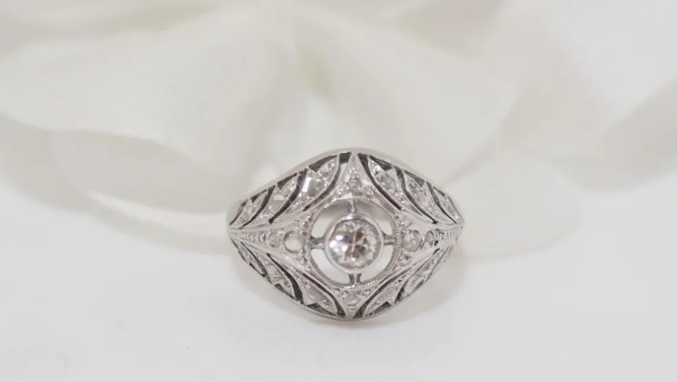 Bague dôme en or blanc et platine