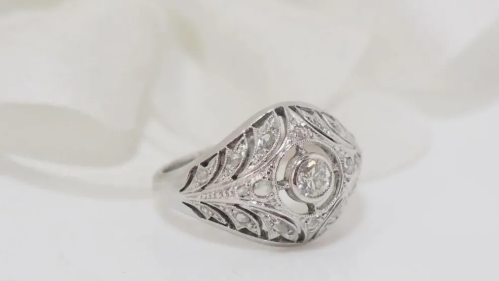 Bague dôme en or blanc et platine