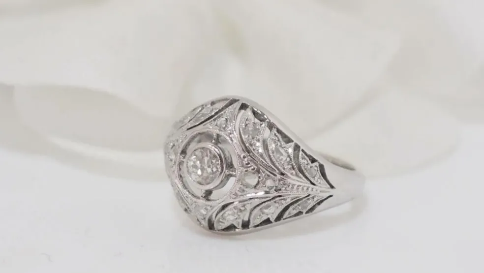 Bague dôme en or blanc et platine