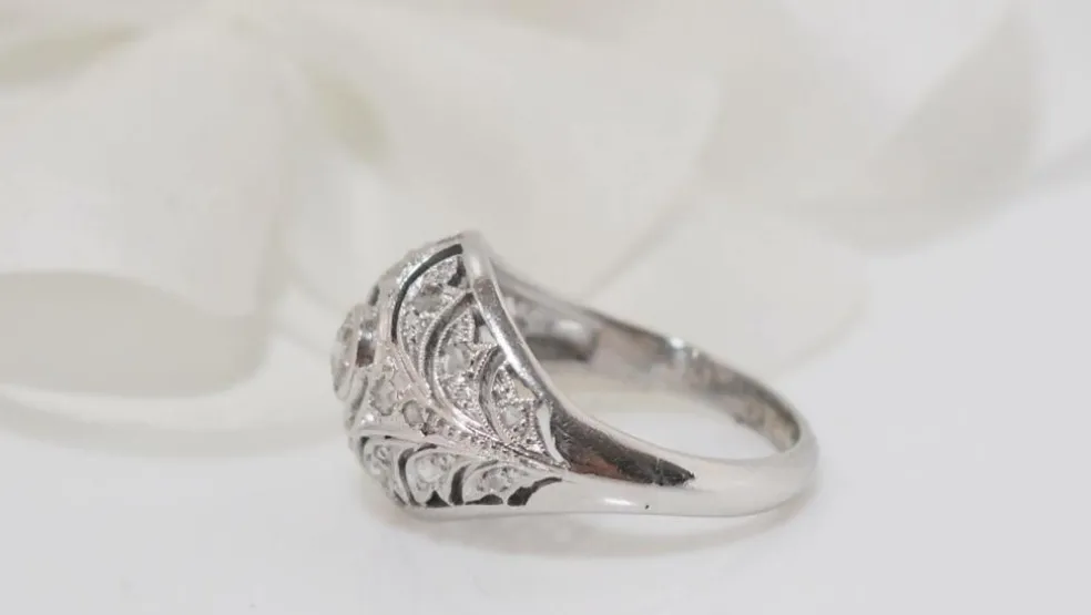 Bague dôme en or blanc et platine