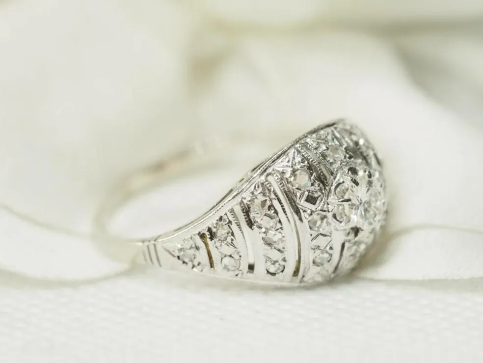 Bague dôme années 30 or blanc et diamants