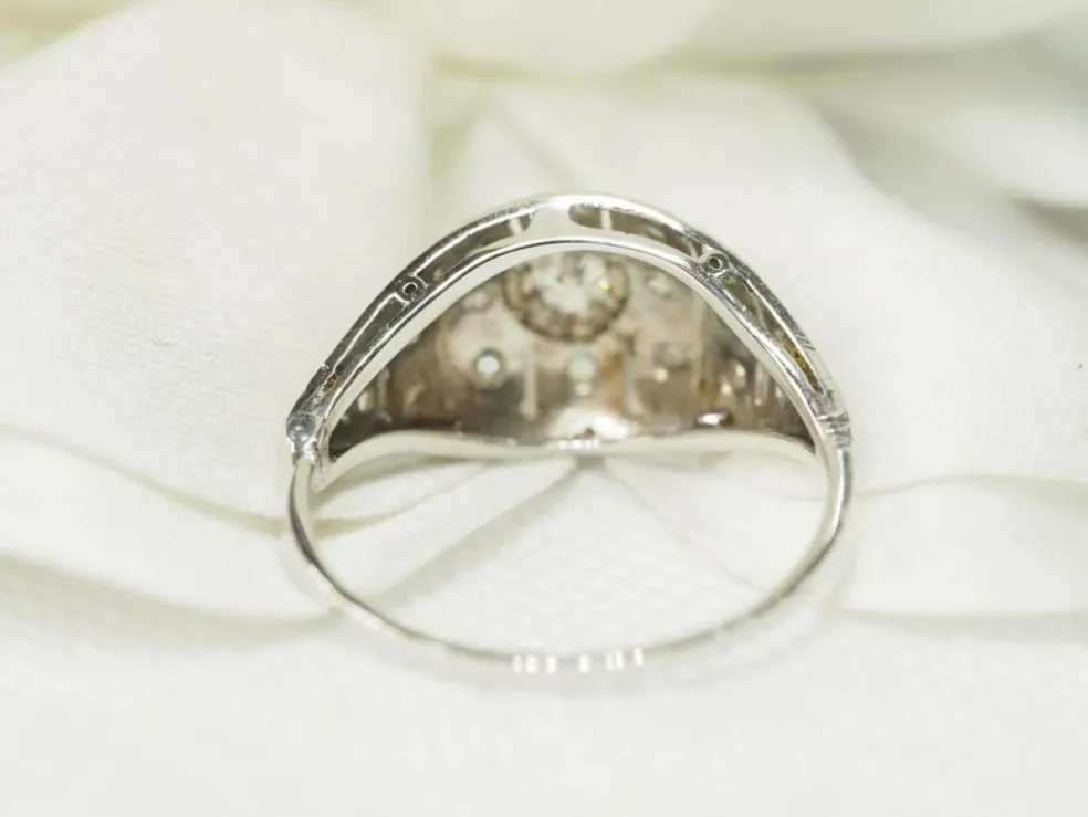 Bague dôme années 30 or blanc et diamants