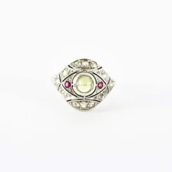 Bague dôme Art Déco diamants rubis péridot