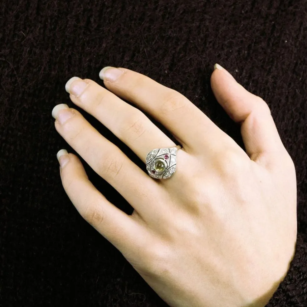 Bague dôme Art Déco diamants rubis péridot