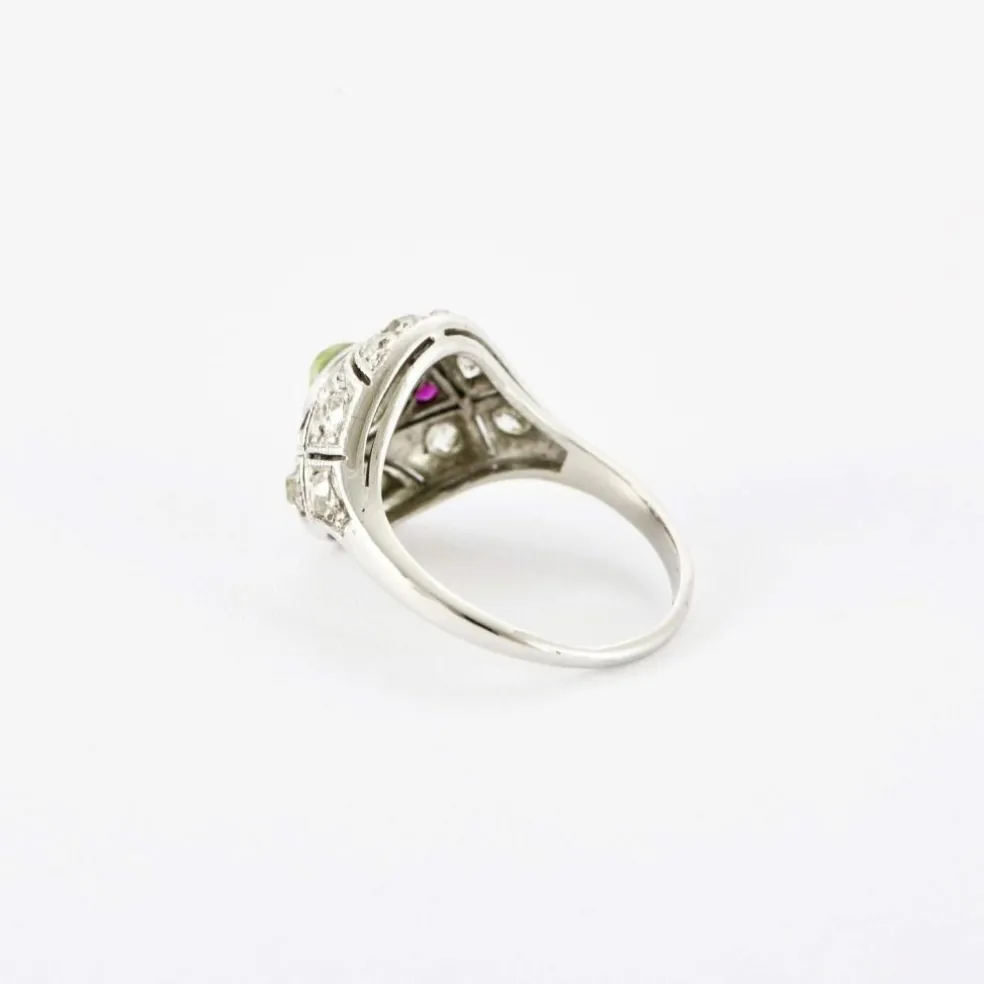 Bague dôme Art Déco diamants rubis péridot