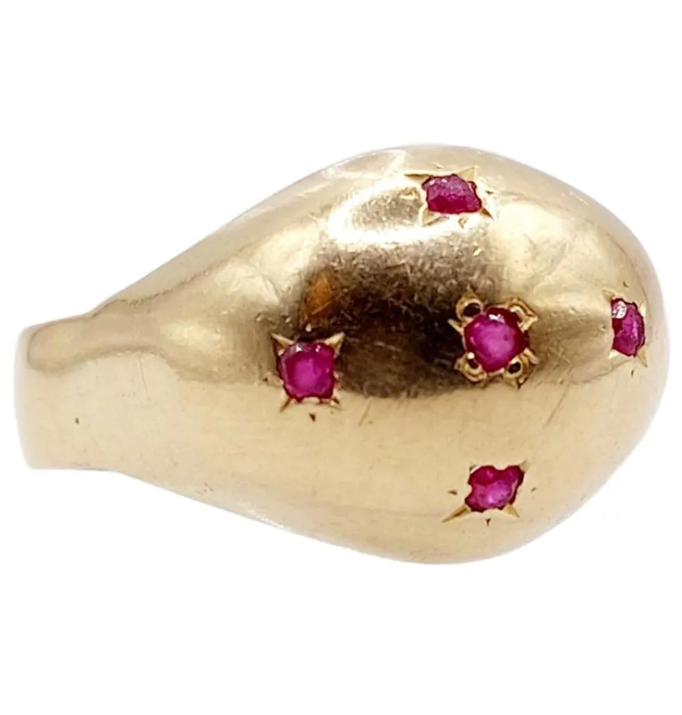 Bague dôme bombée or jaune ornée de rubis ronds en sertis étoilés (circa 1950)