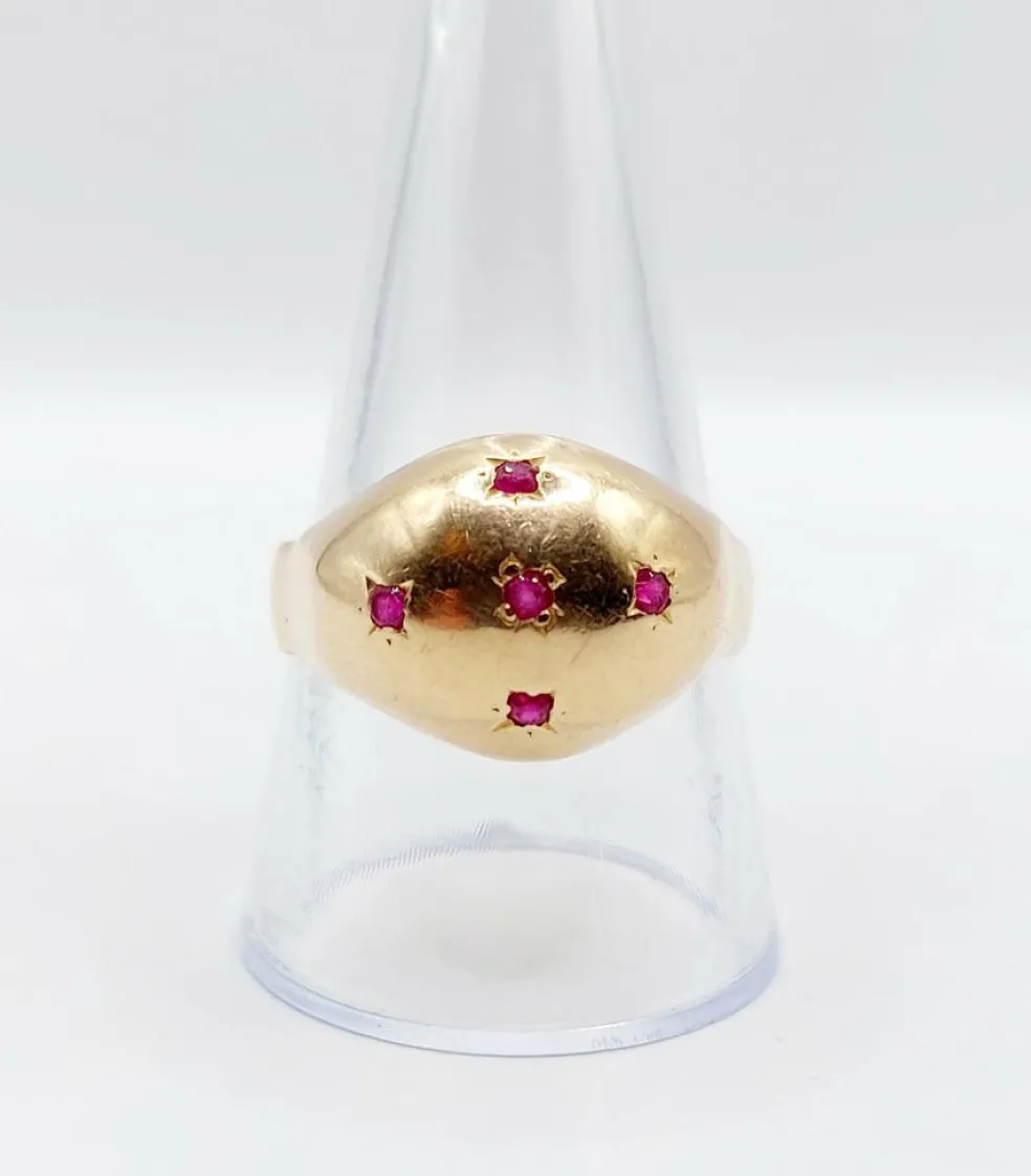 Bague dôme bombée or jaune ornée de rubis ronds en sertis étoilés (circa 1950)
