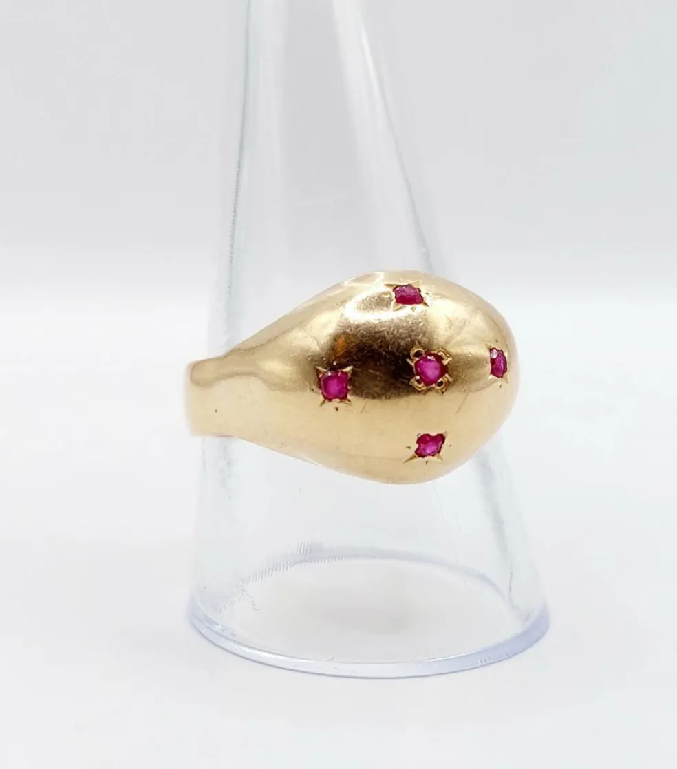 Bague dôme bombée or jaune ornée de rubis ronds en sertis étoilés (circa 1950)