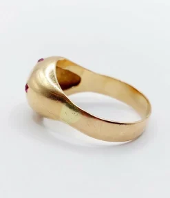 Bague dôme bombée or jaune ornée de rubis ronds en sertis étoilés (circa 1950)