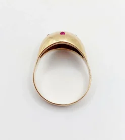 Bague dôme bombée or jaune ornée de rubis ronds en sertis étoilés (circa 1950)
