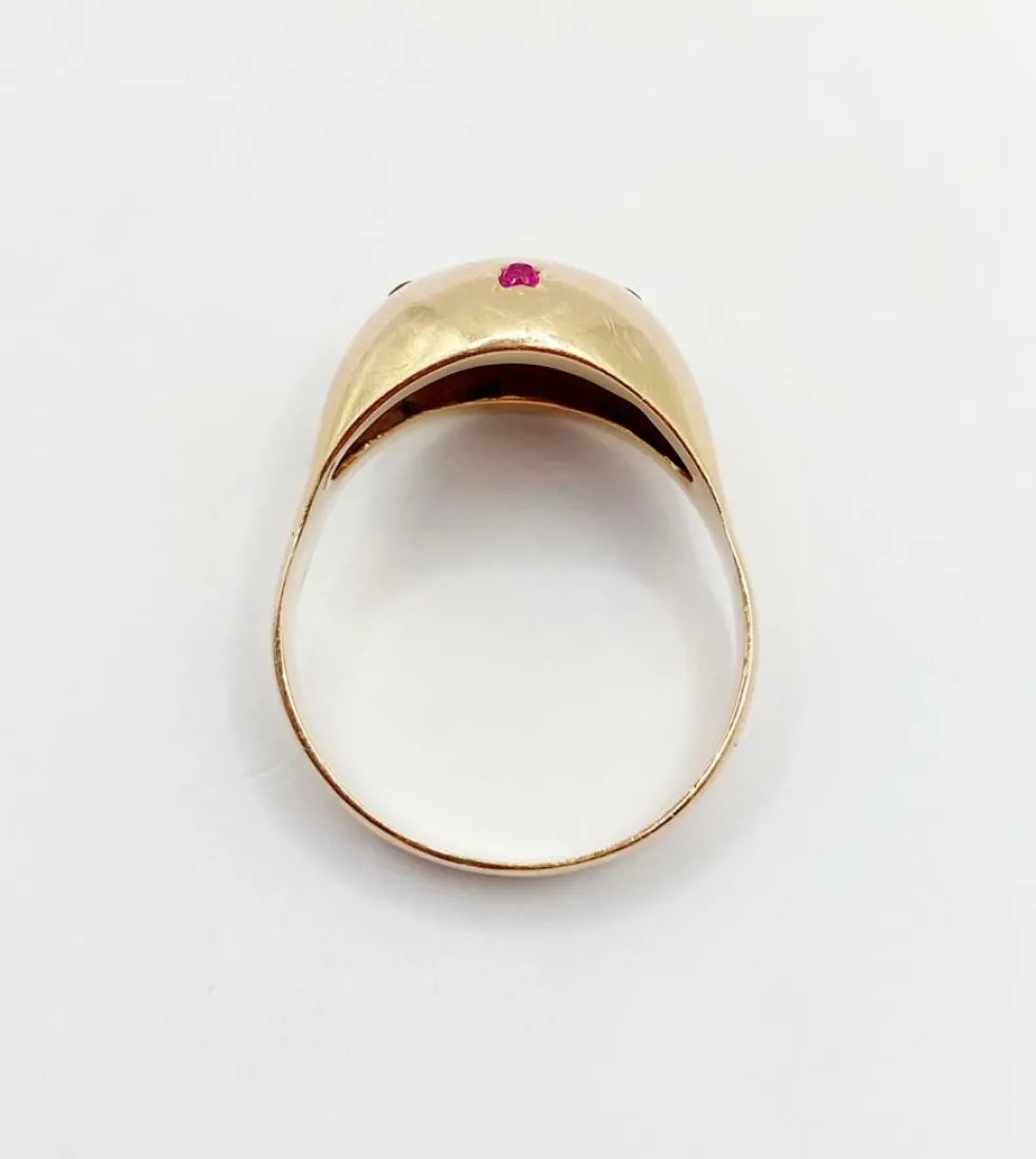 Bague dôme bombée or jaune ornée de rubis ronds en sertis étoilés (circa 1950)