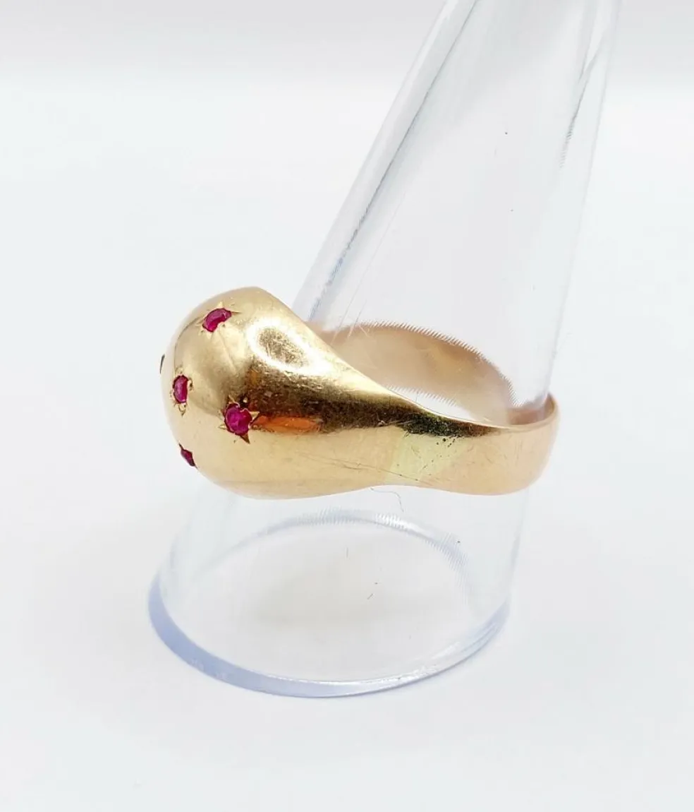 Bague dôme bombée or jaune ornée de rubis ronds en sertis étoilés (circa 1950)