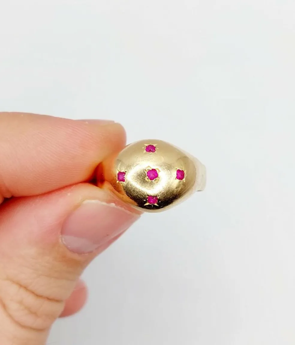 Bague dôme bombée or jaune ornée de rubis ronds en sertis étoilés (circa 1950)