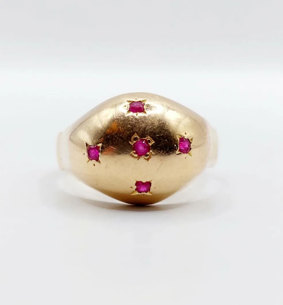 Bague dôme bombée or jaune ornée de rubis ronds en sertis étoilés (circa 1950)