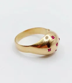 Bague dôme bombée or jaune ornée de rubis ronds en sertis étoilés (circa 1950)
