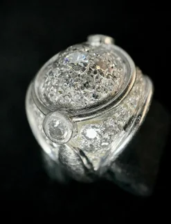 Bague dôme or blanc avec pavage de diamants