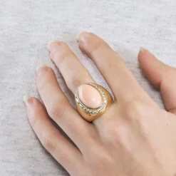 Bague dôme, or jaune, corail peau d'ange, diamants