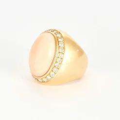Bague dôme, or jaune, corail peau d'ange, diamants
