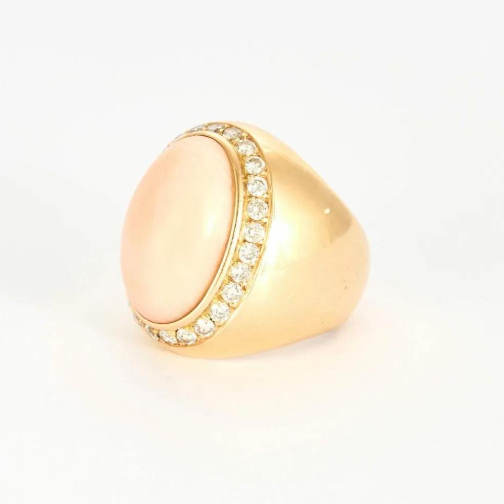 Bague dôme, or jaune, corail peau d'ange, diamants