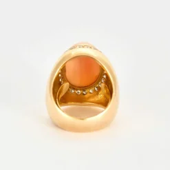Bague dôme, or jaune, corail peau d'ange, diamants