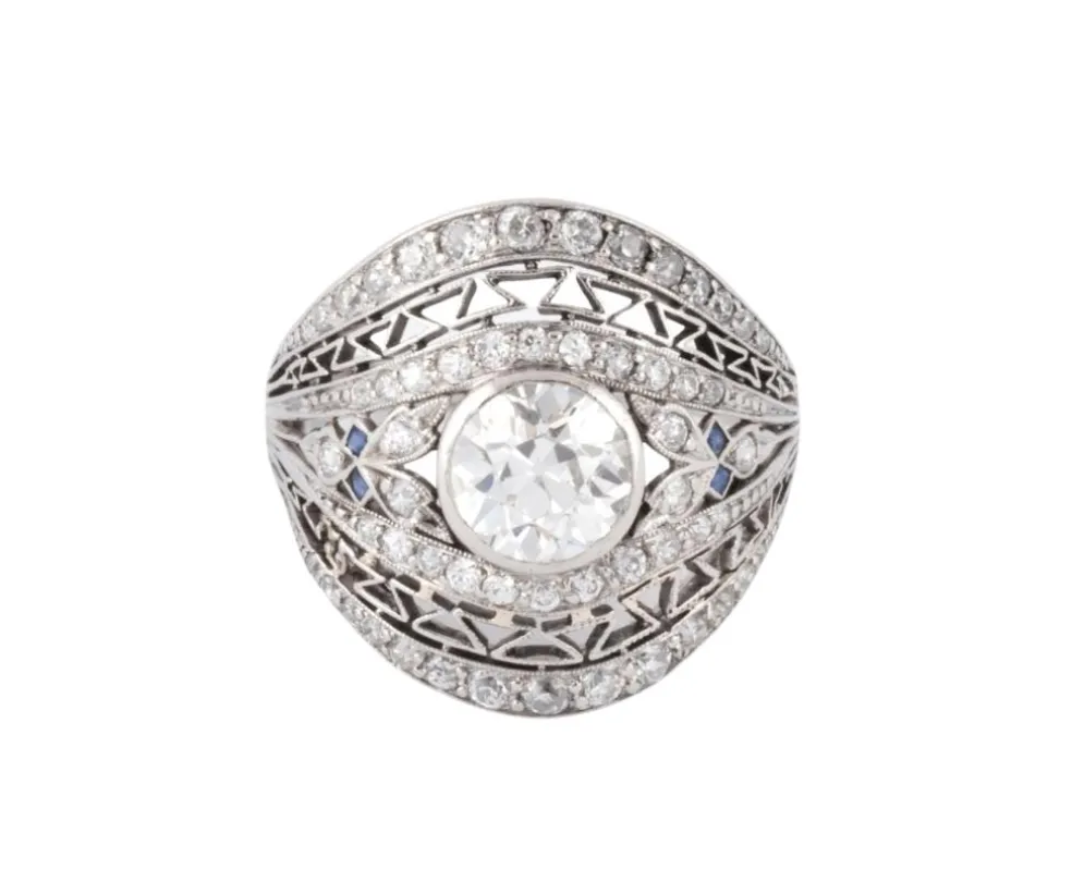 Bague dôme ornée d'un diamant central